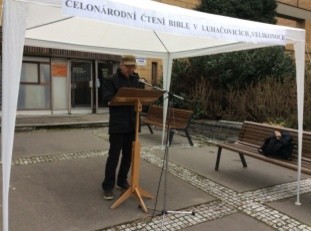 Čtení Bible v Luhačovicích.jpg