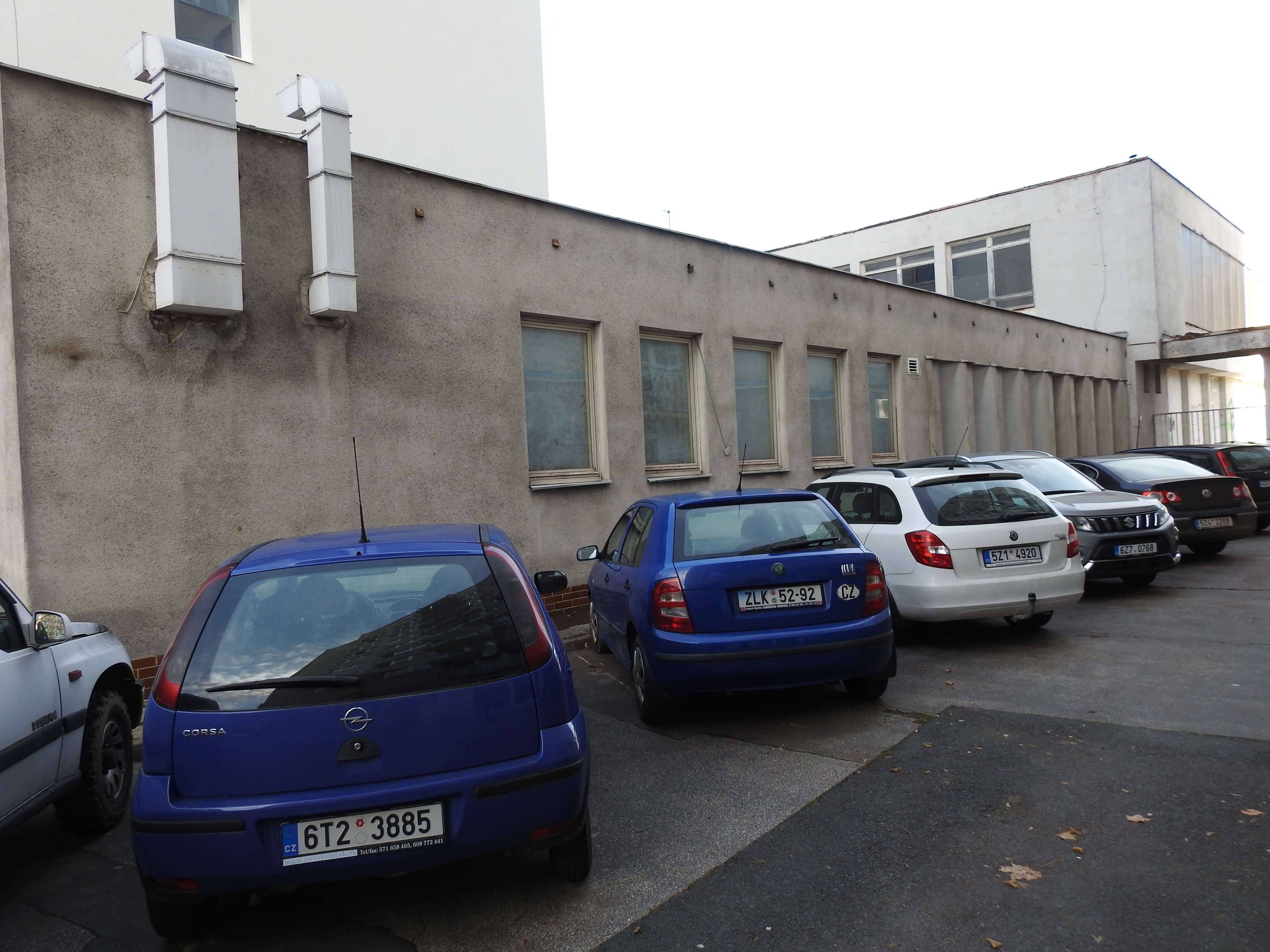 063 Boční dloudá stěna venek.jpg