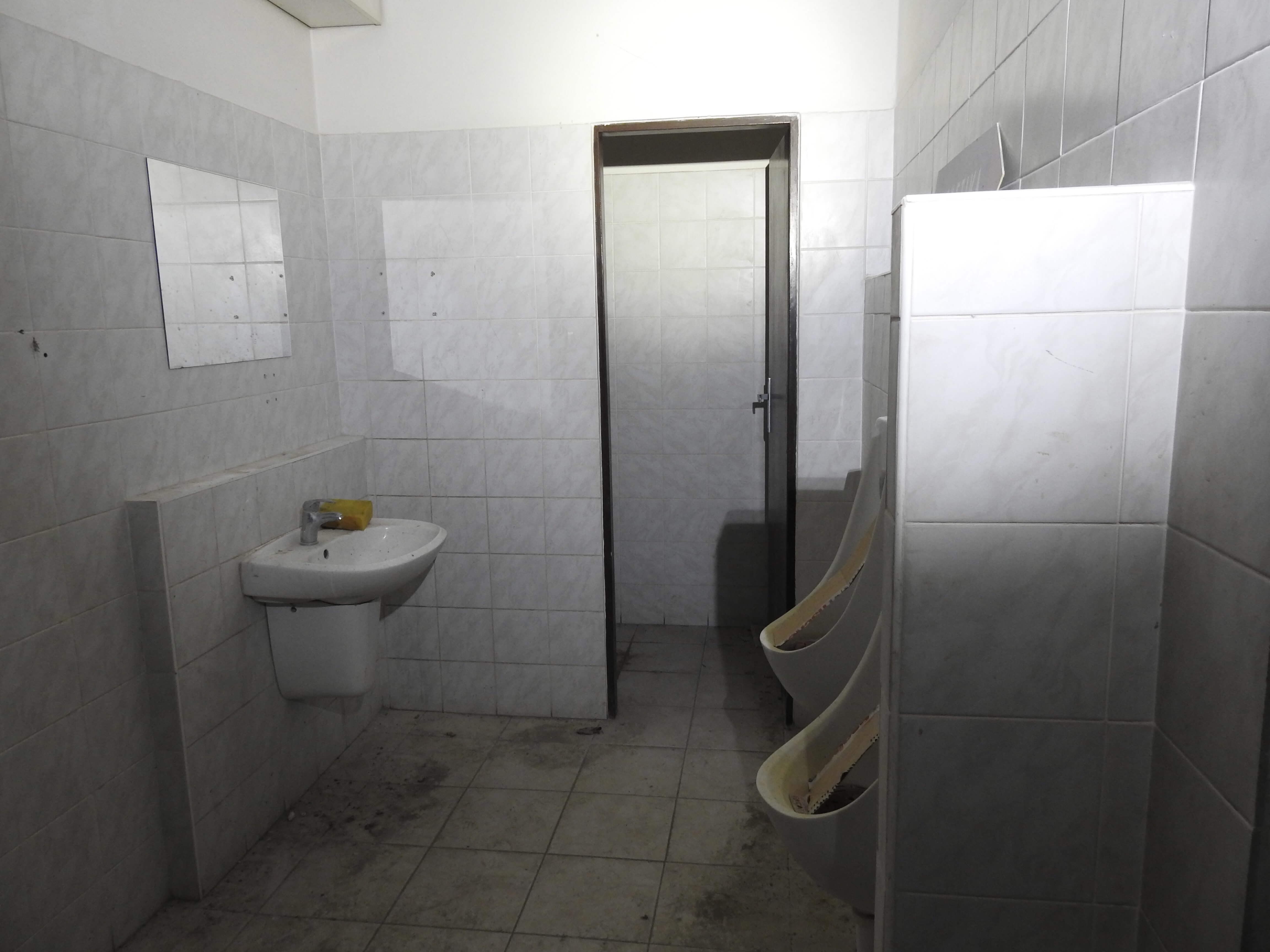 056 Pánská WC malé zrcadlo.jpg